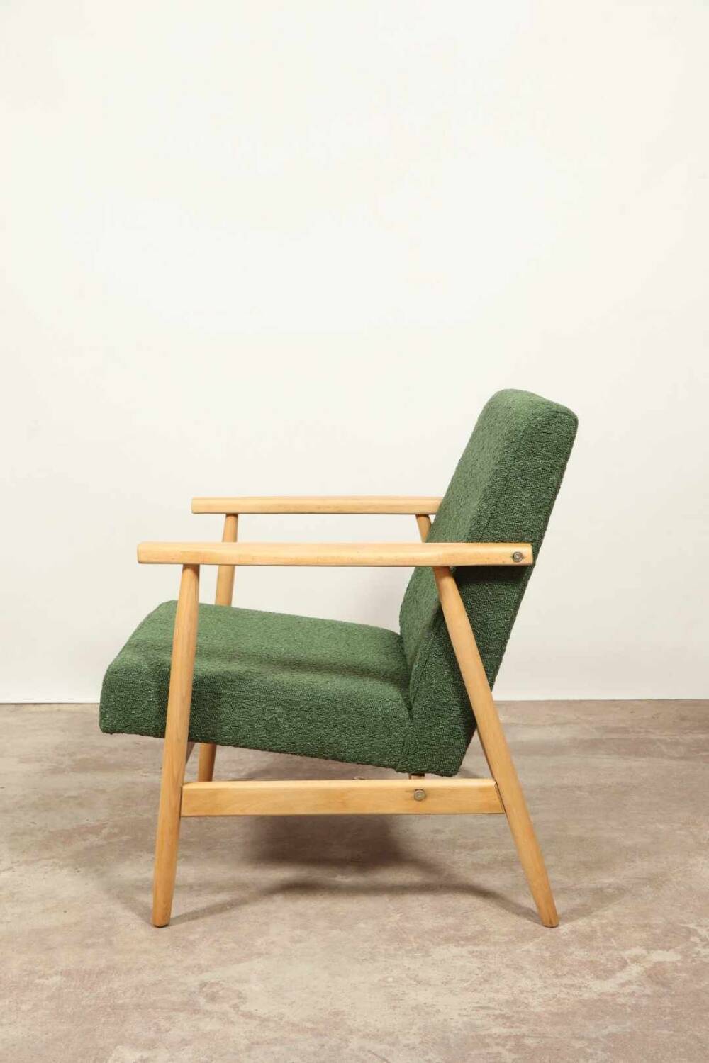 Fauteuil vintage Boucle verte bois naturel après rénovation