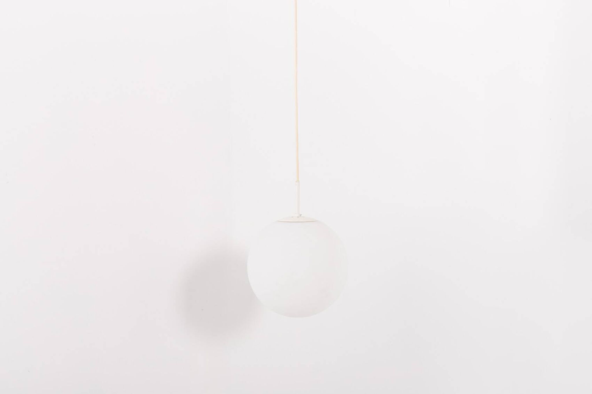 Grande suspension Raak Amsterdam Globe en verre opalin