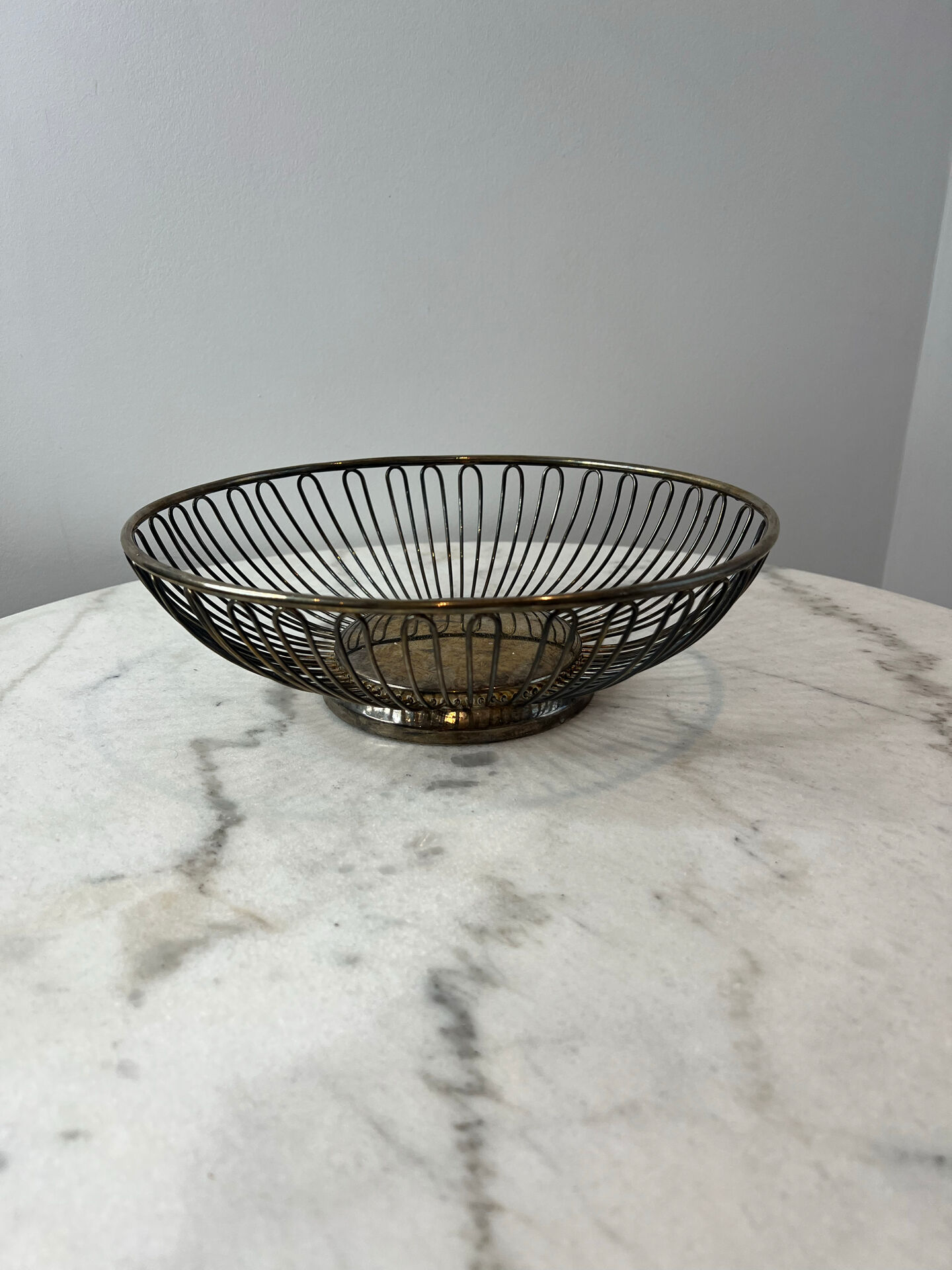 Elegant vintage design silver-plated wire planter