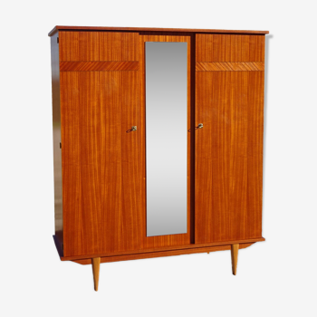 armoire vintage avec penderie