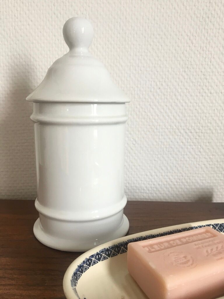 Porcelain apothecary pot