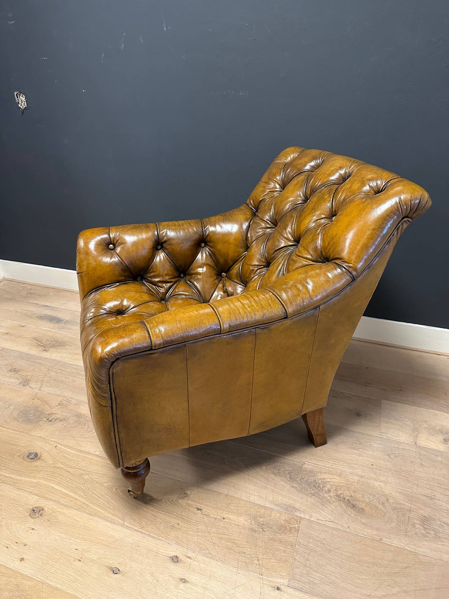 Set of 2 leather club chairs