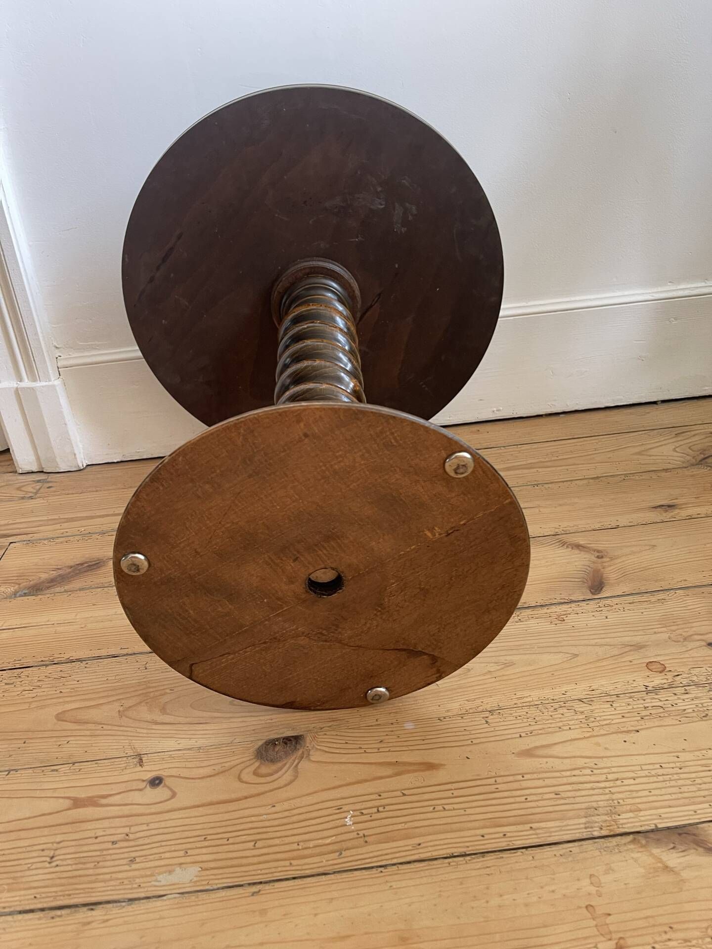 Table d’appoint en bois tourné
