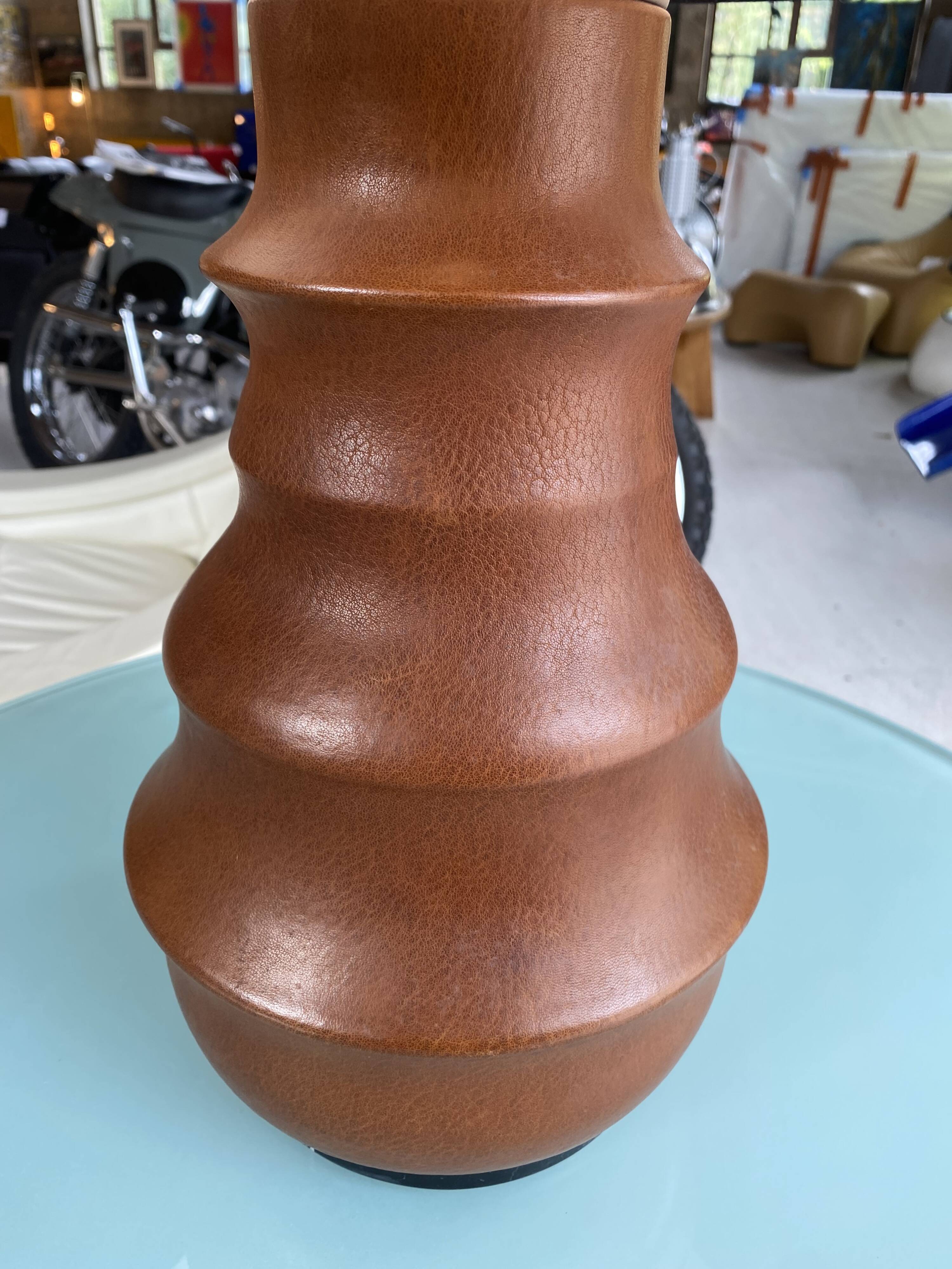 Lampe de table en cuir et marbre par Gilles Caffier