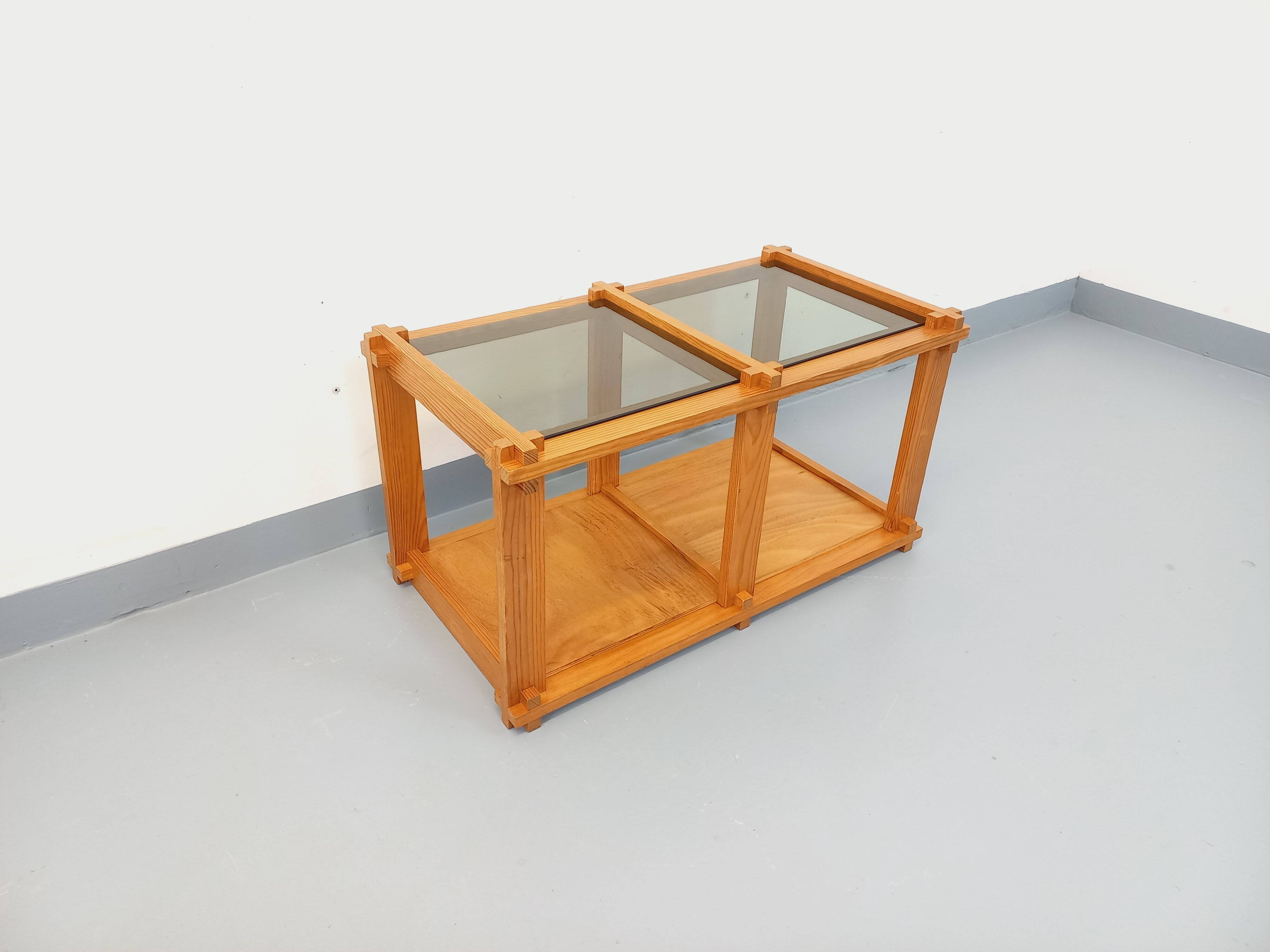 Vintage rectangular coffee table in pine and smoked glass from the 70s and 80s.