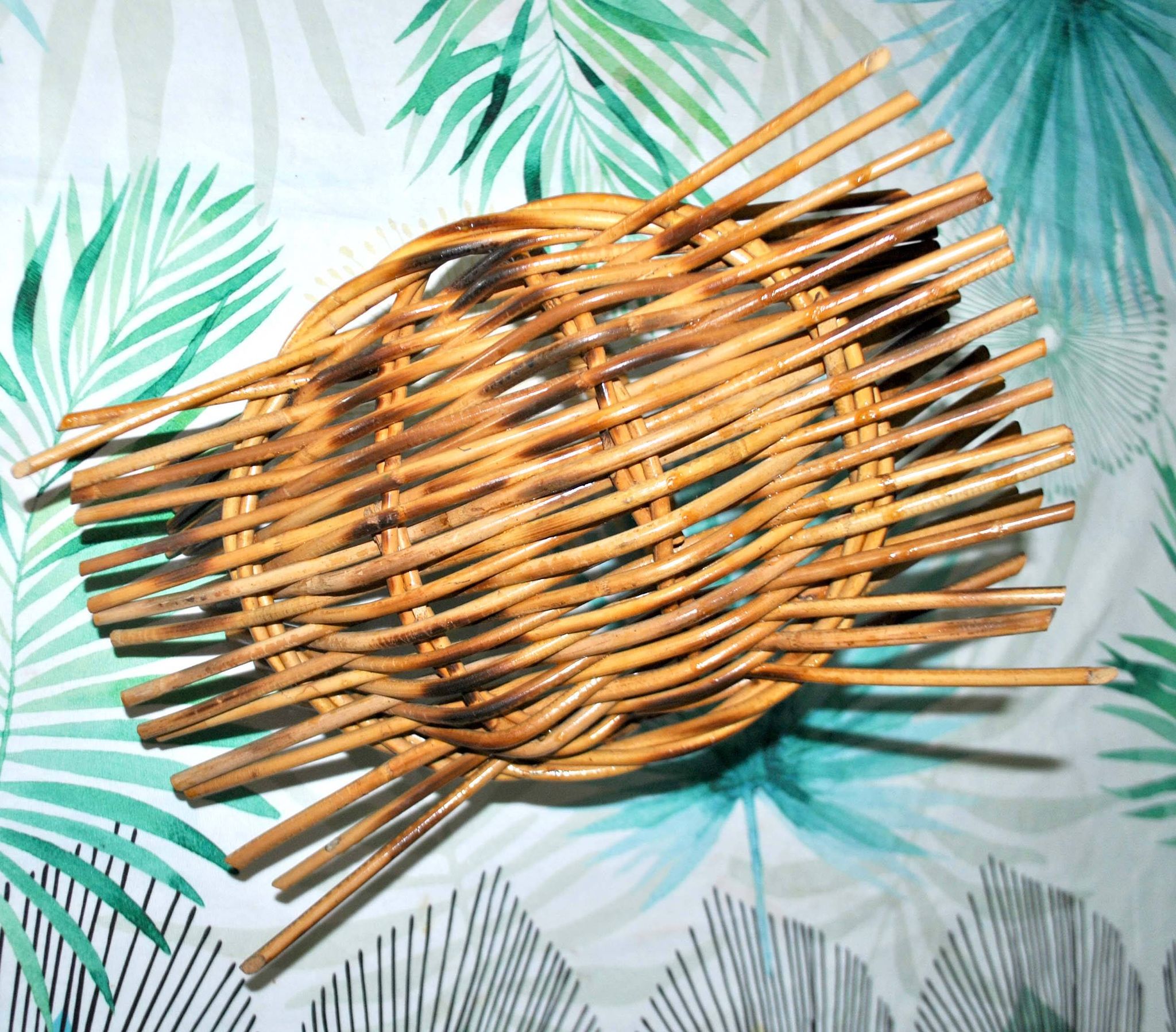 Vintage basket with handle in woven rattan 1960-1970 hippie chic decorative pocket