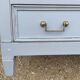 Commode de style Louis XVI en merisier patinée gris Versailles