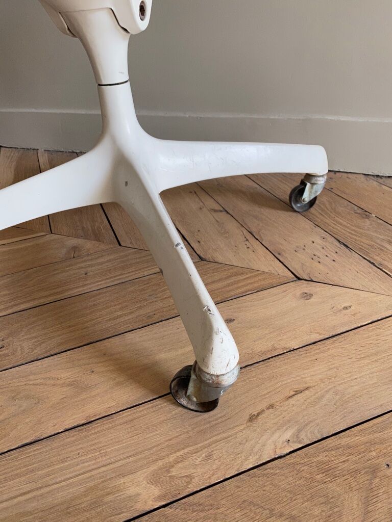 Tulip chair by Eero Saarinen for Knoll International