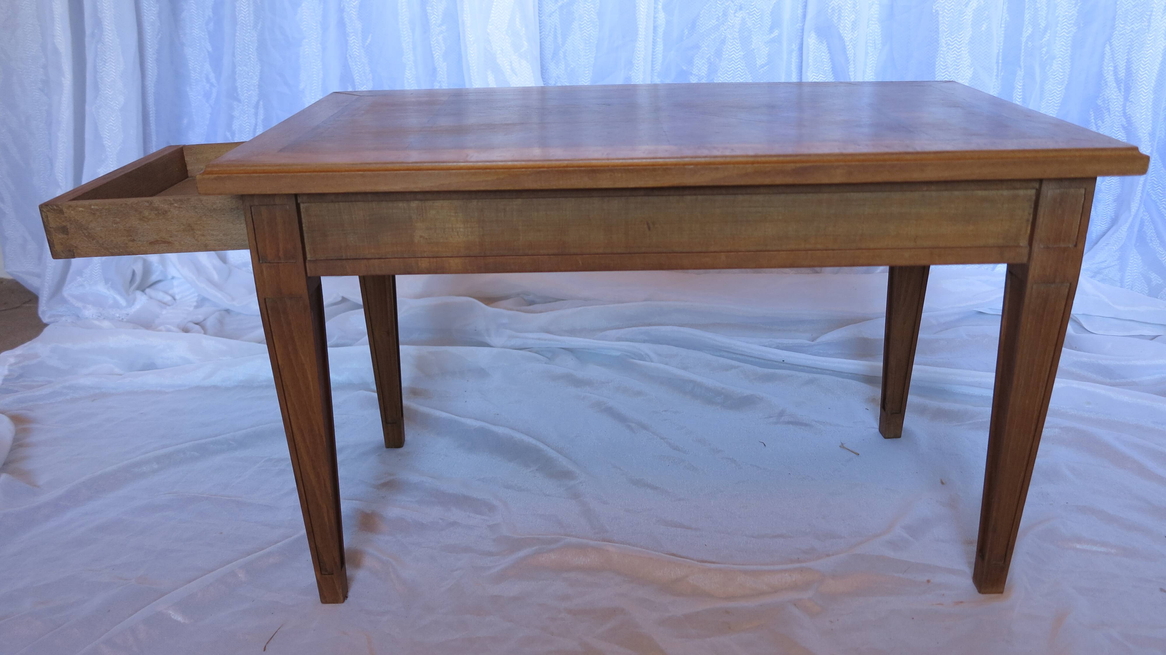 table basse de style Louis XVI bois naturel