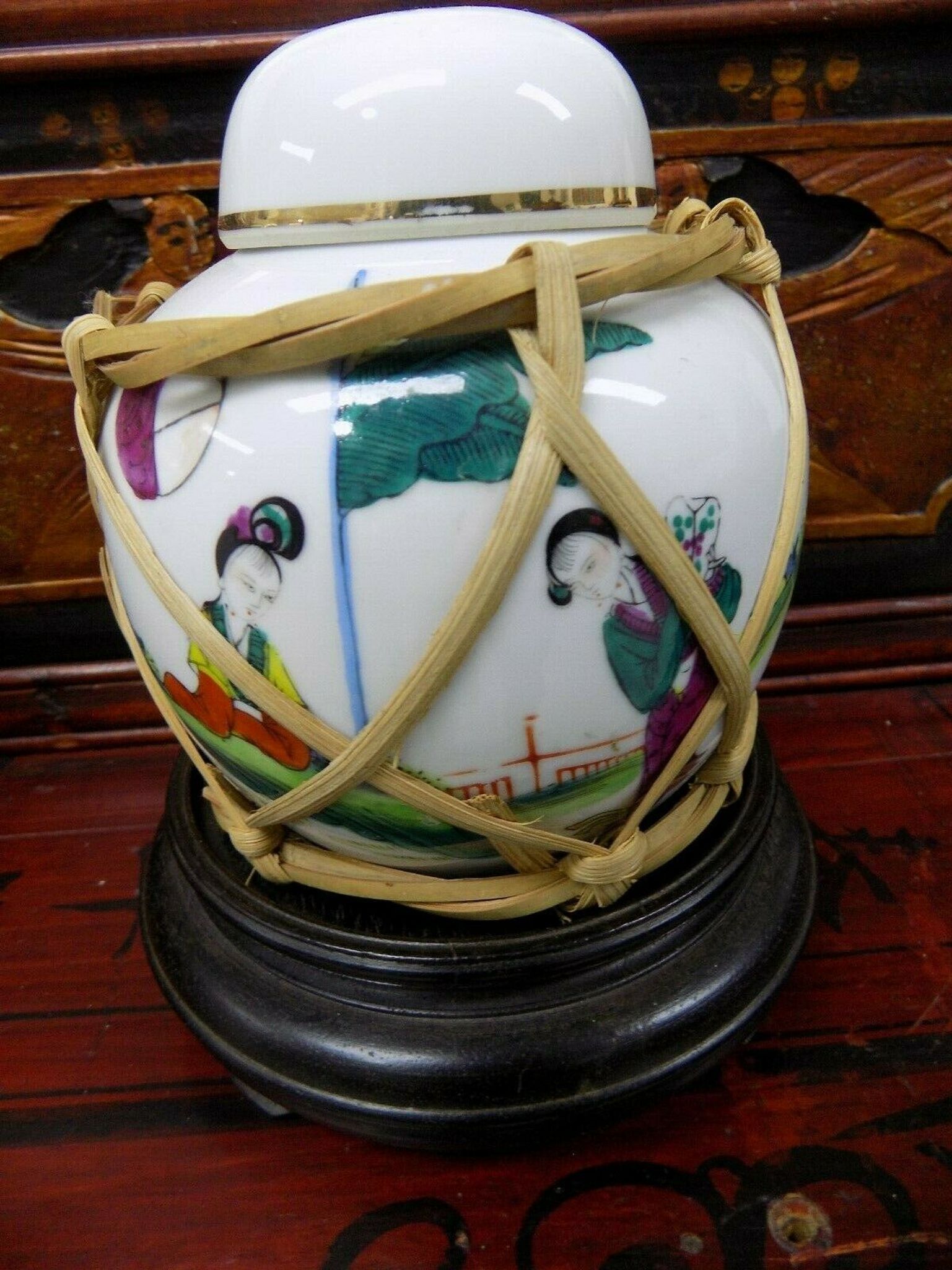 China porcelain lot 3 pots lid and wooden supports