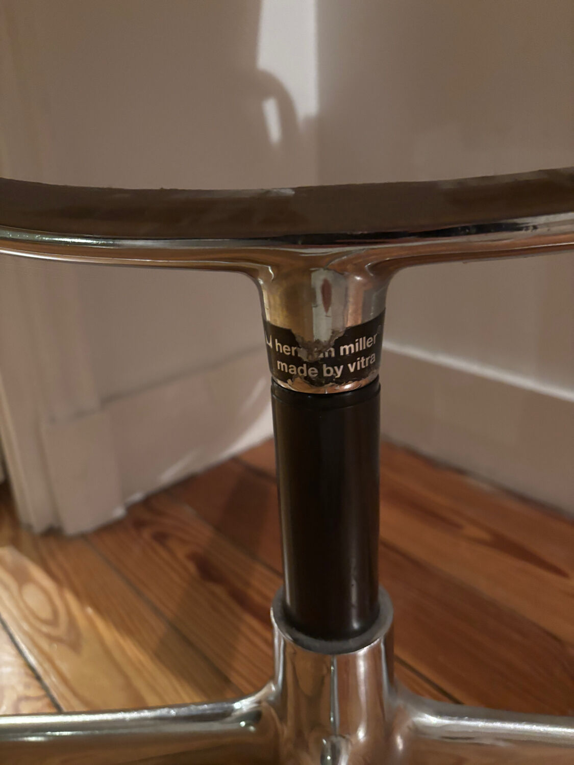 Swivelling chair by Charles and Ray Eames