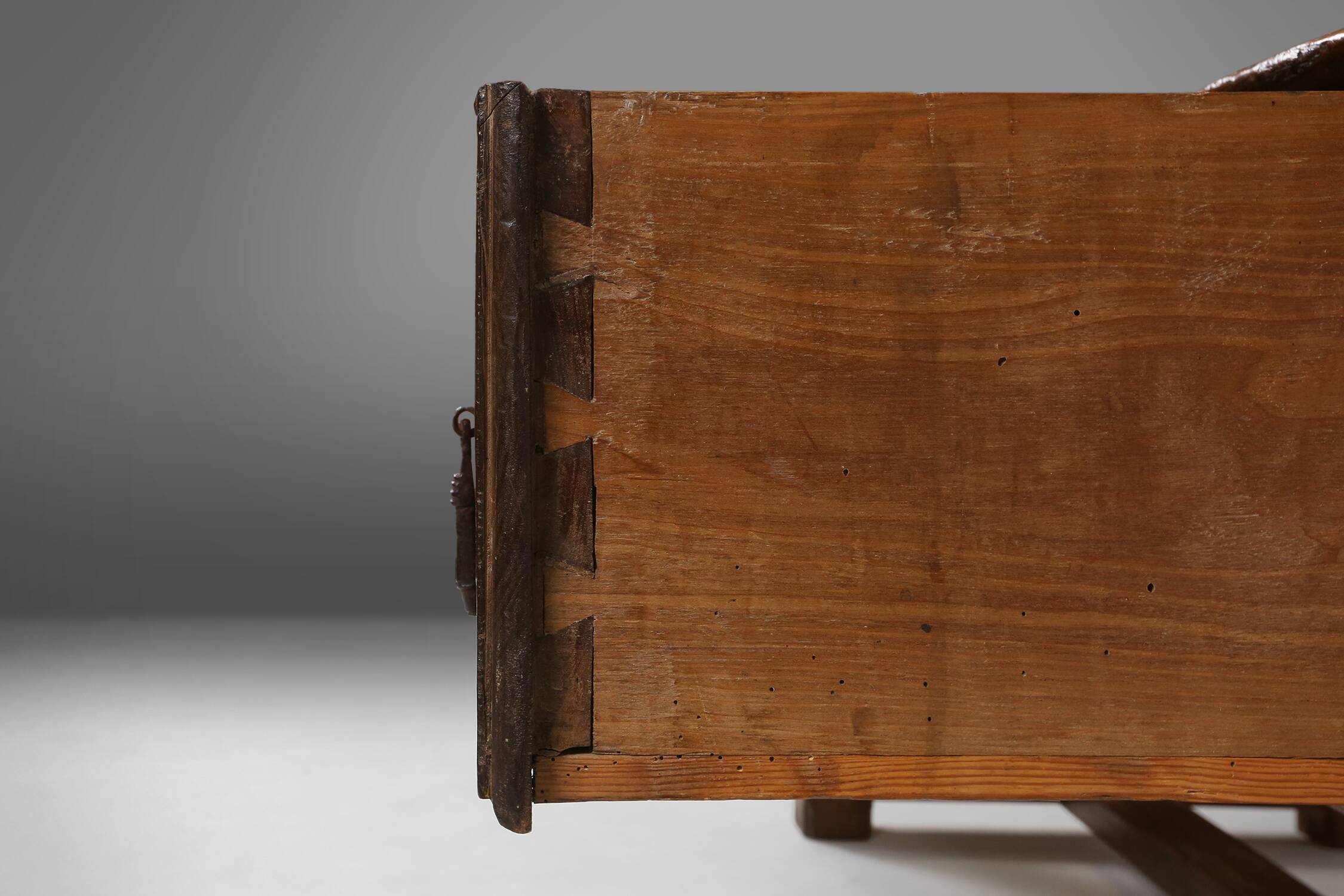 Antique Spanish console table in oak wood, with 2 large drawers from the 18th century.