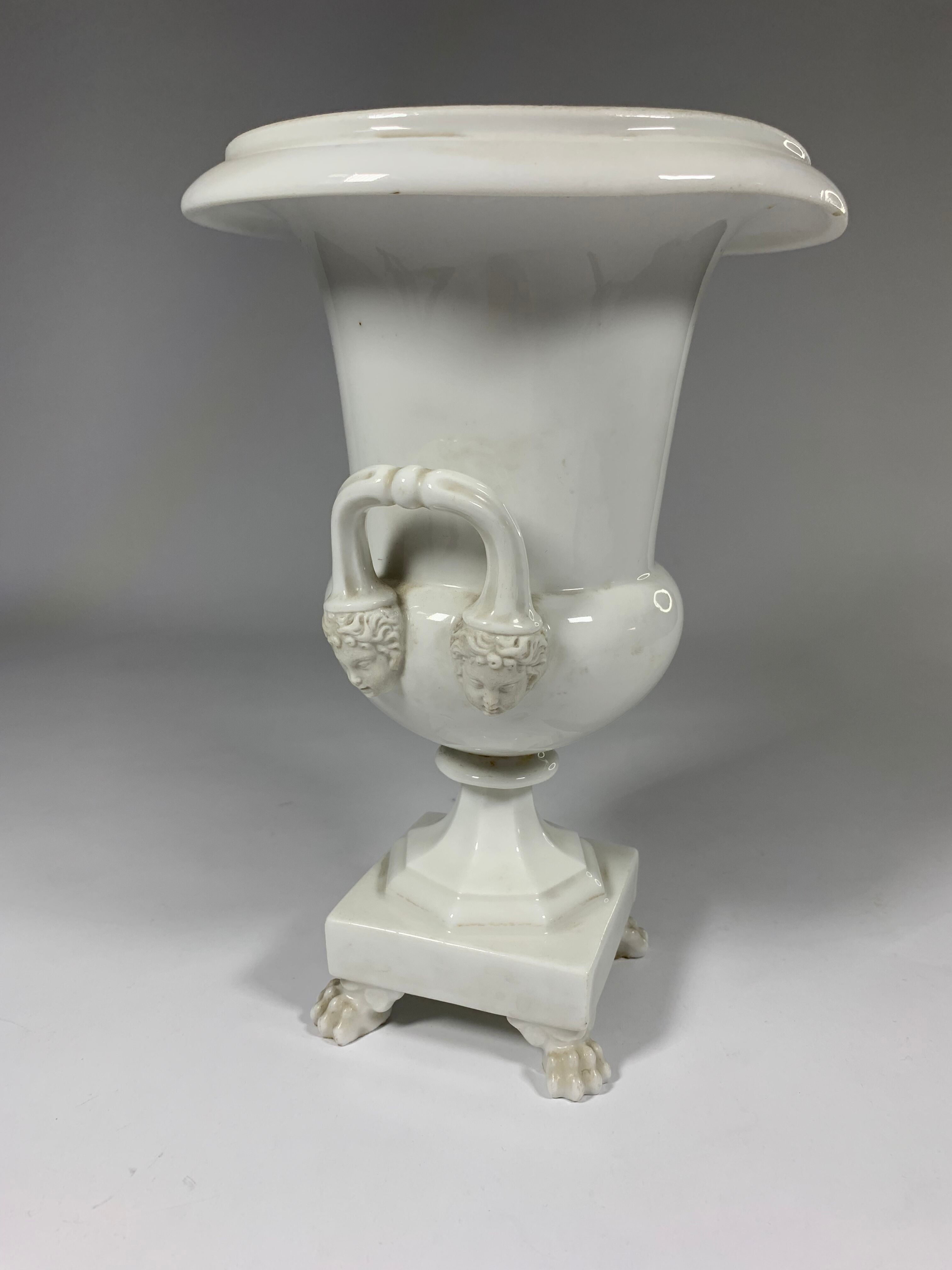 Vase de style Médicis en porcelaine de Paris blanche de la fin 19ème siècle