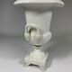 Vase de style Médicis en porcelaine de Paris blanche de la fin 19ème siècle