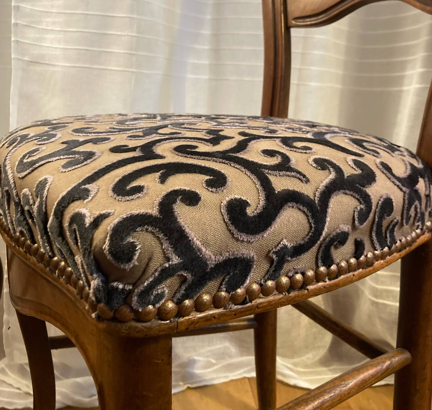 Chaises Louis Philippe en noyer époque XIXe, tapissées à neuf
