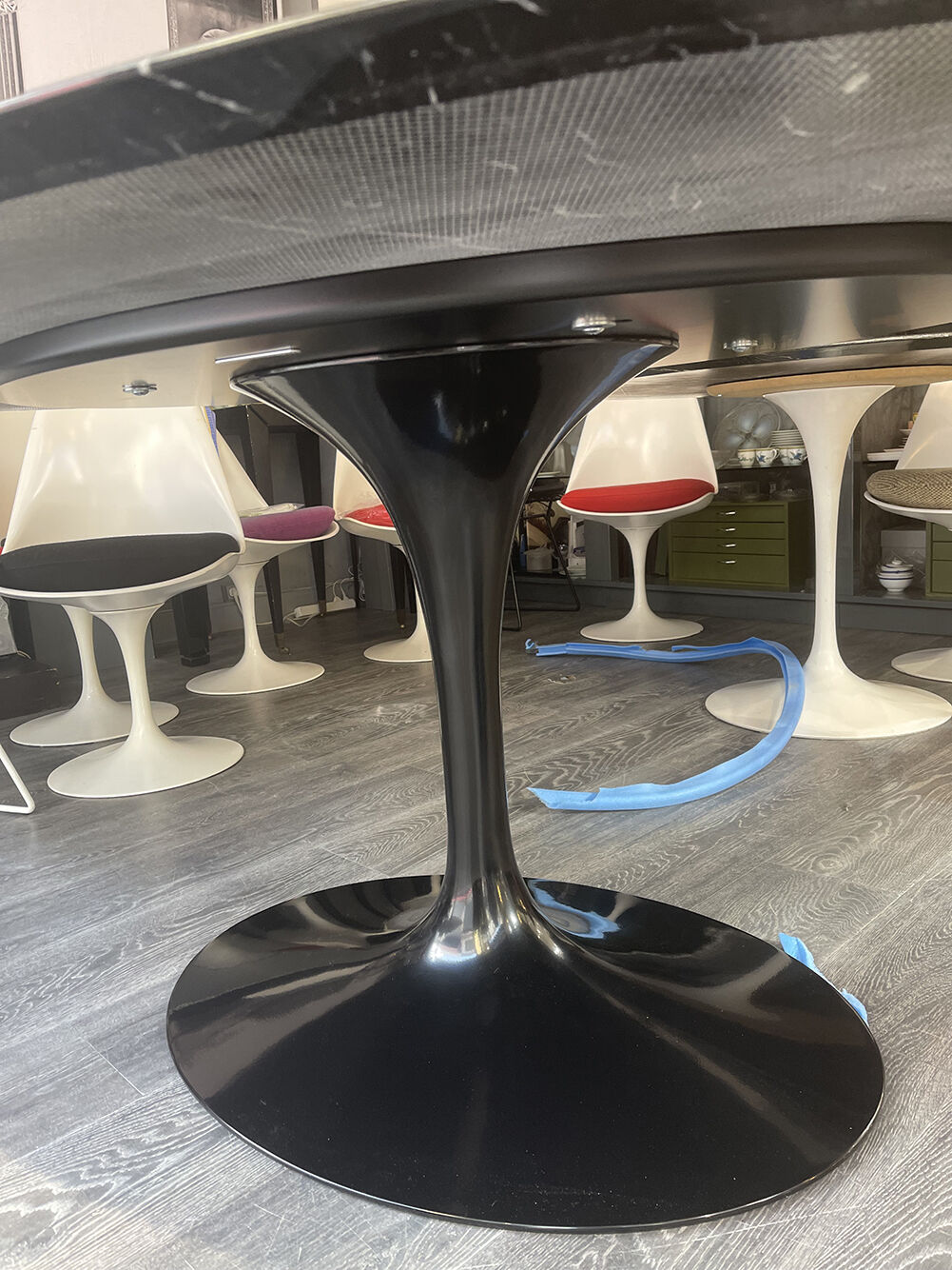 Saarinen & Knoll International: Tulip table, marble marquina and black rilsan