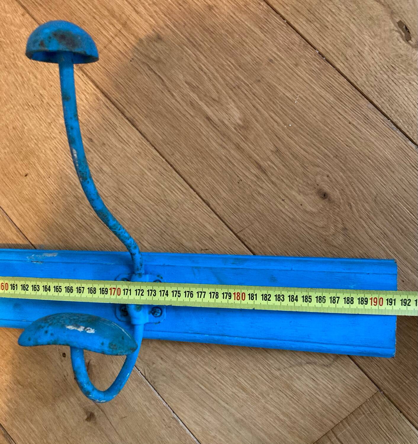 Wall-mounted coat rack with 7 hooks, length 191 cm