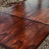 Table extensible en palissandre danois du milieu du siècle.