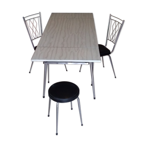 Table formica, 2 chaises et 1 tabouret