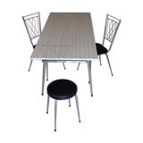 Table formica, 2 chaises et 1 tabouret vintage