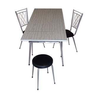 Table formica, 2 chaises et 1 tabouret vintage