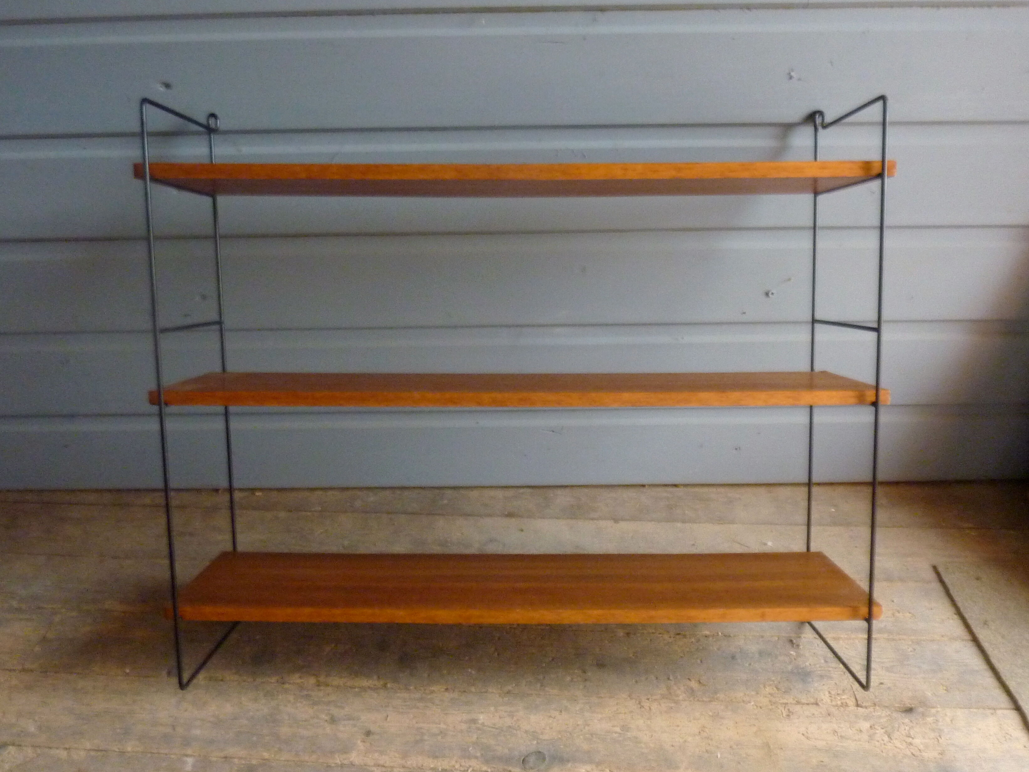 Wall shelve in black metal and the 1960s teak