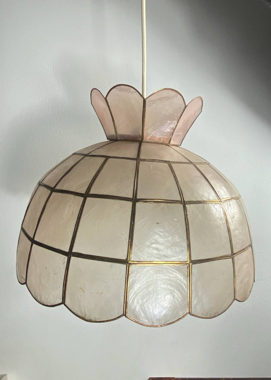 Suspension en nacre et laiton, années 70