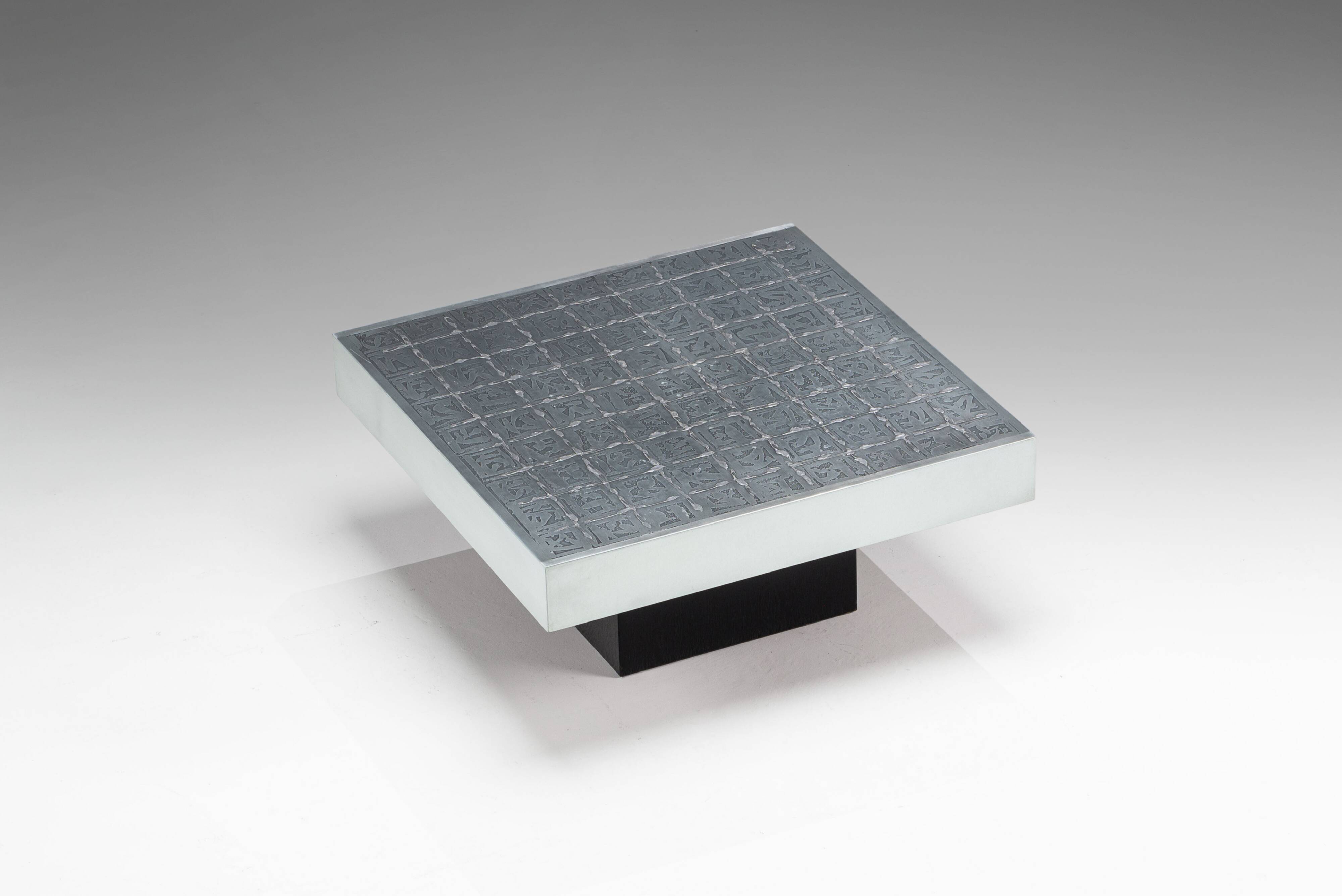 Table basse gravée par Bernhard Rohne
