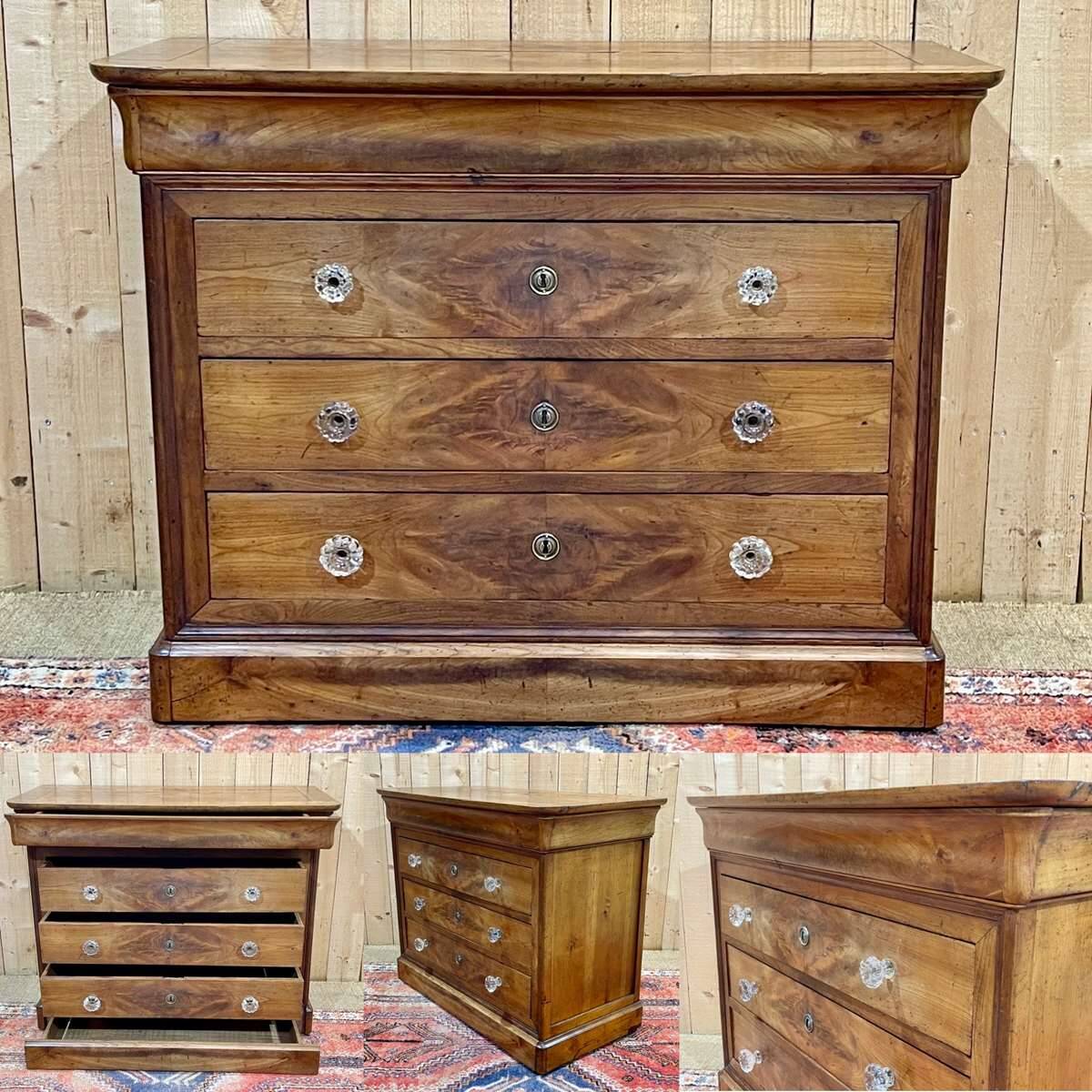 Louis Philippe chest of drawers with 5 drawers from the 19th century in cherry wood with glass knobs