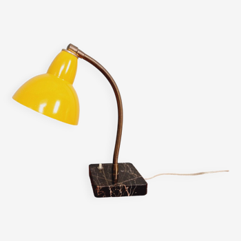 Lampe type cocotte en métal laqué jaune et marbre noir, années 50