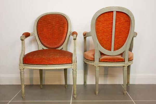 Paire de fauteuils médaillons de style Louis XVI en velours orange- vers 1950