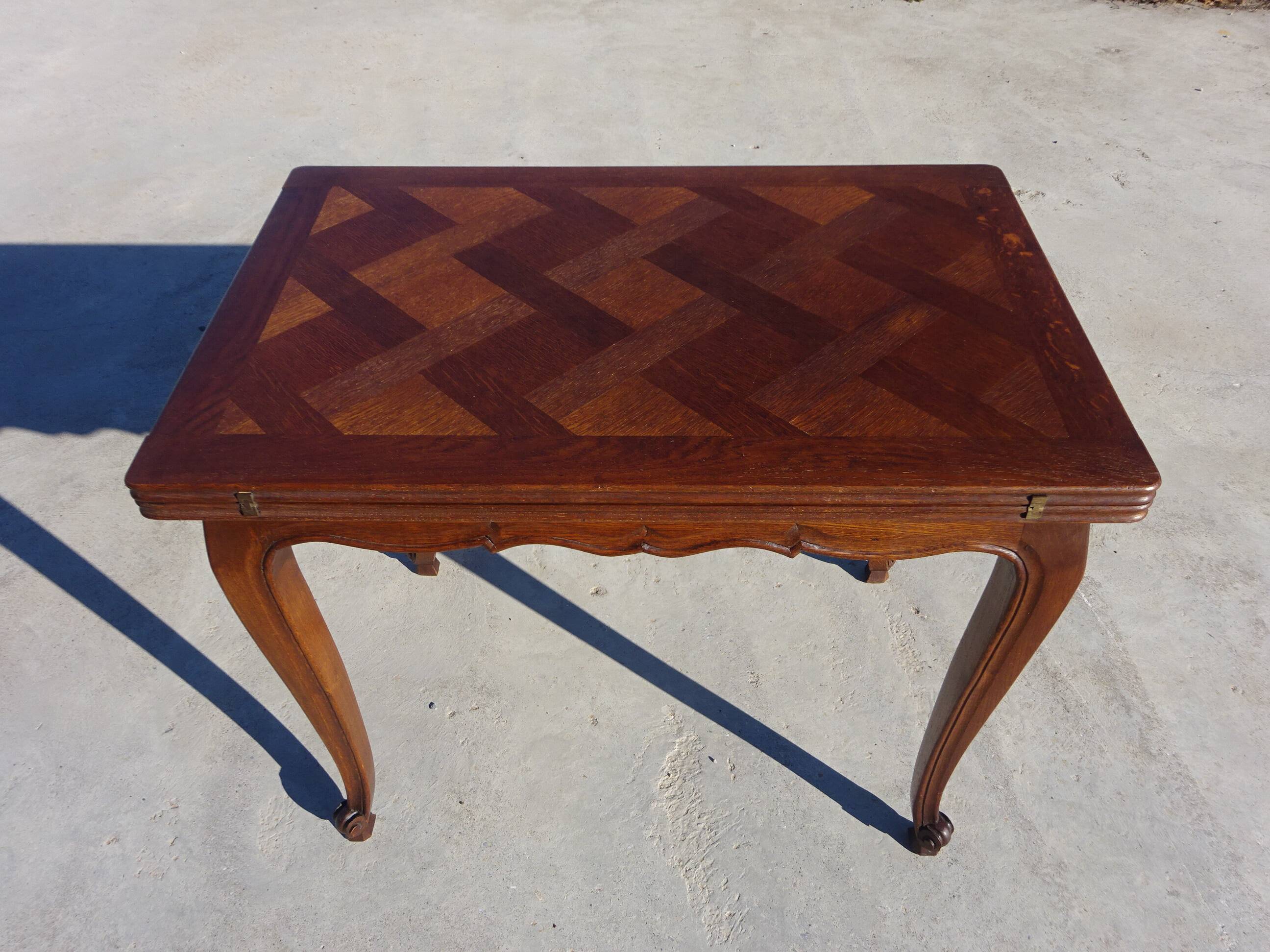 Extendable oak wallet table