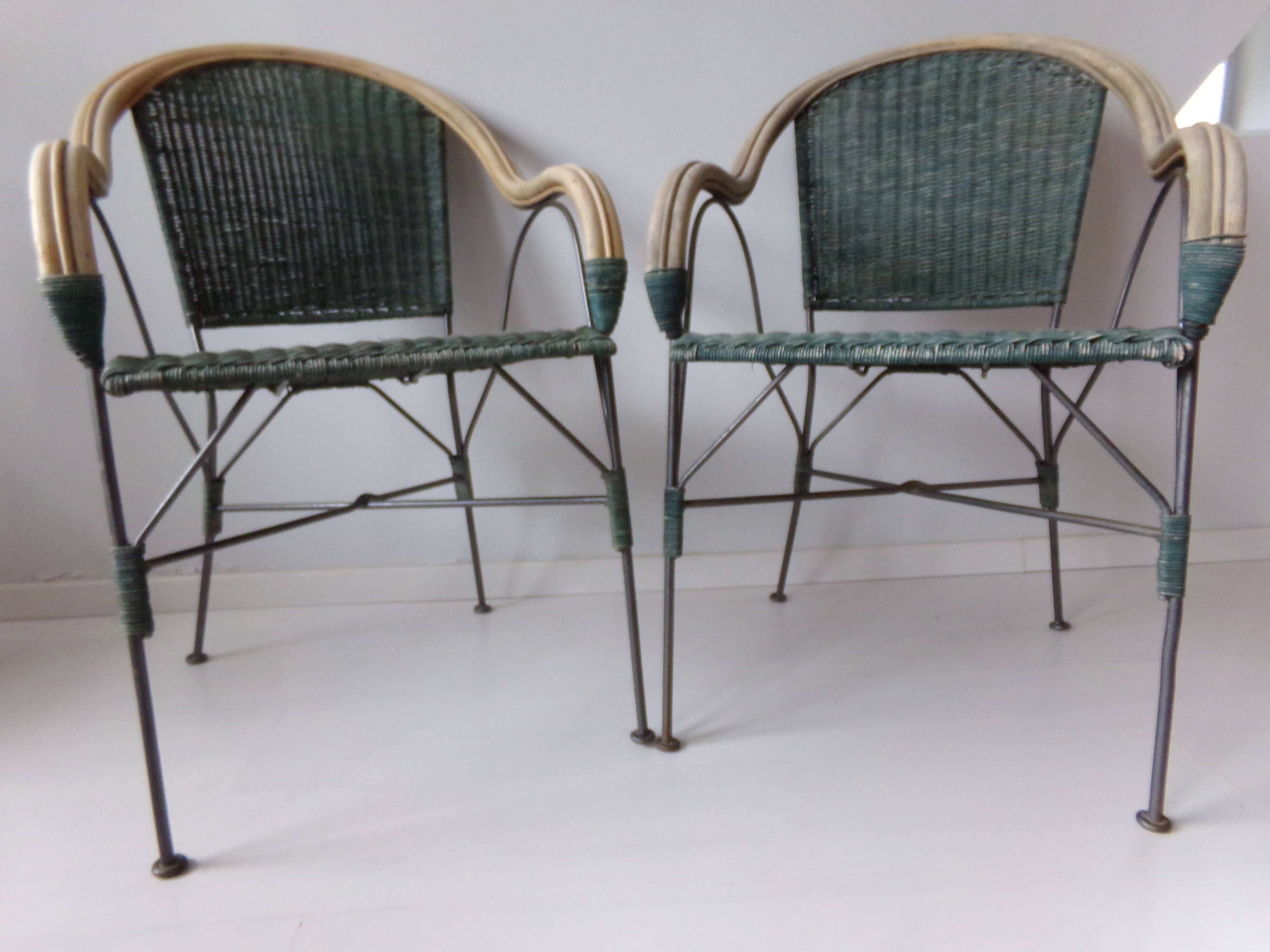 Duo de fauteuils anciens en fer forgé et osier