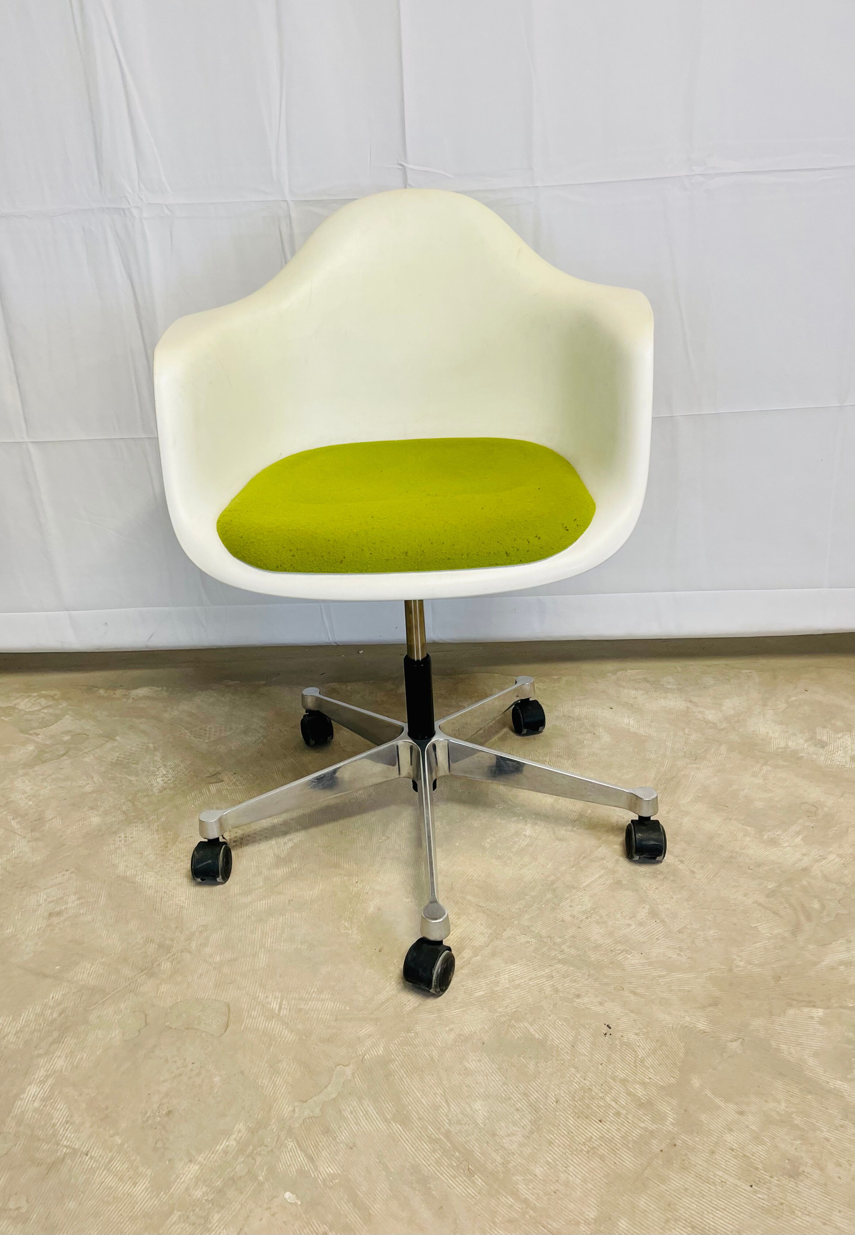Fauteuil plastic armchair de Charles et Ray Eames édition Vitra