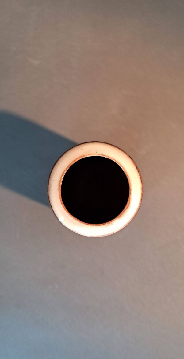 Petit vase en céramique noire émaillée  monogrammé de Willy Steinlin , Switzerland 1960.