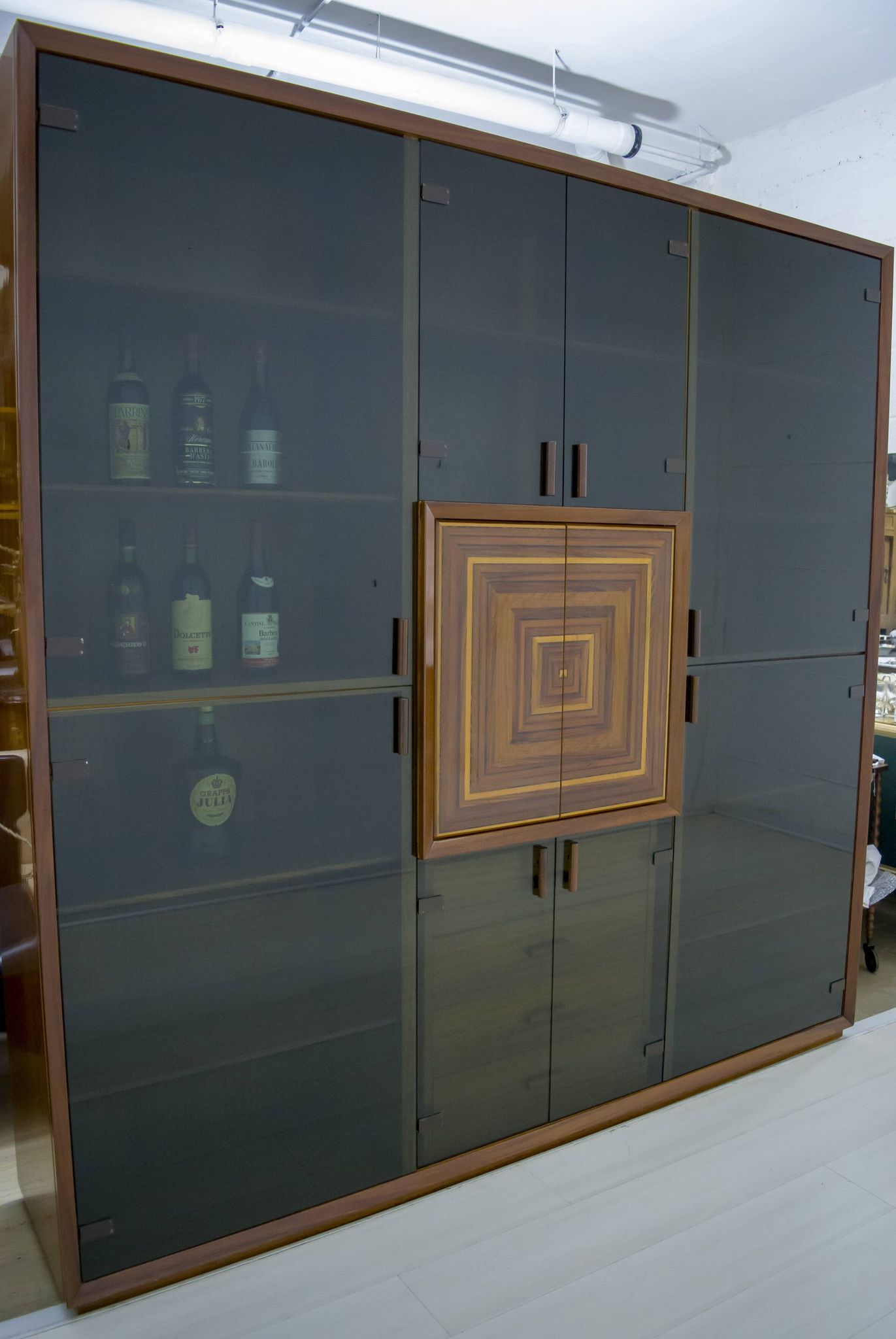 Rare meuble de bar italien marqueté "Paganini", signé Luciano Frigerio, années 1975
