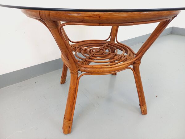 Table basse ronde vintage en verre fumé et rotin des années 70
