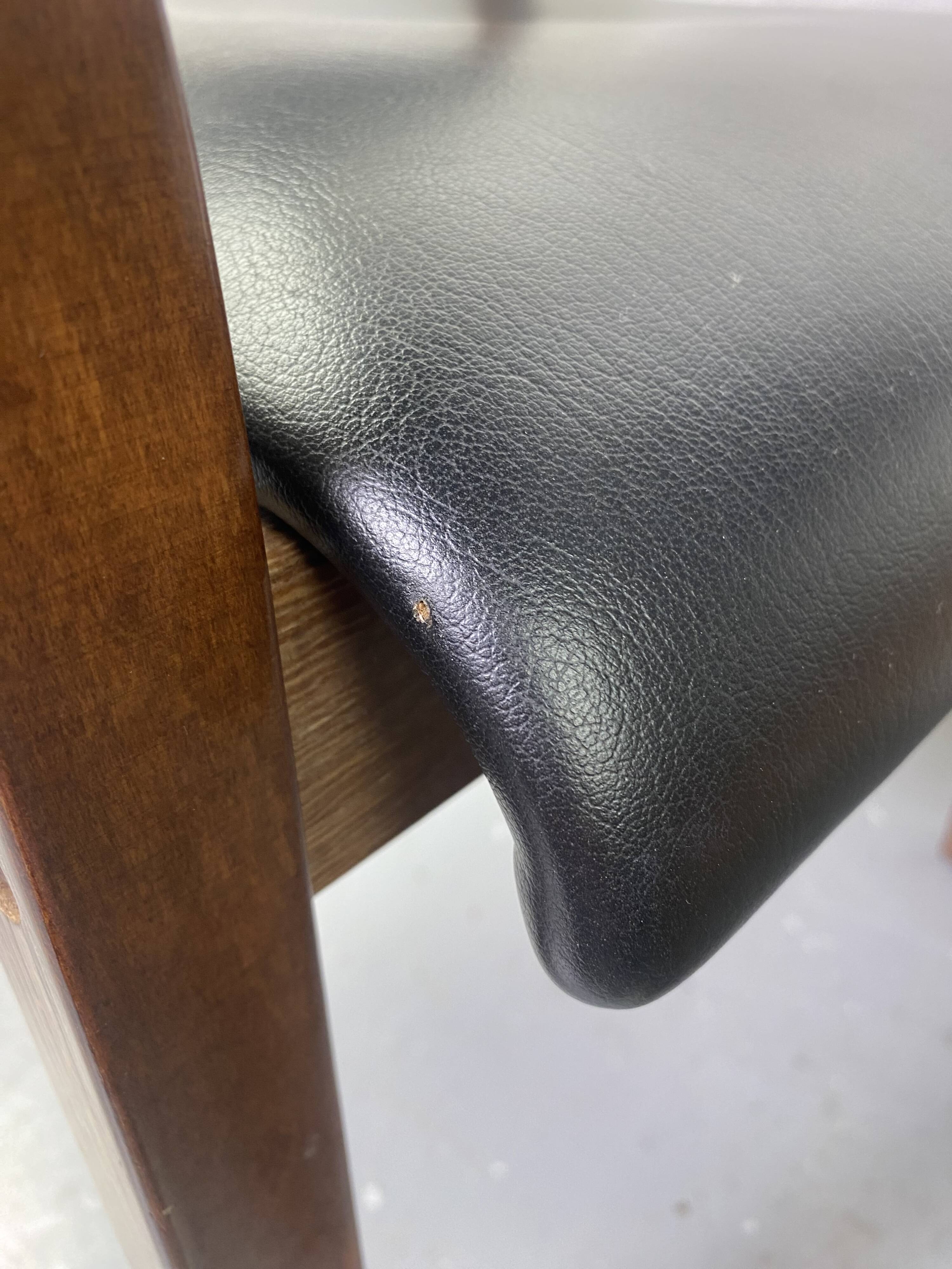 Paire de fauteuils en cuir et bois