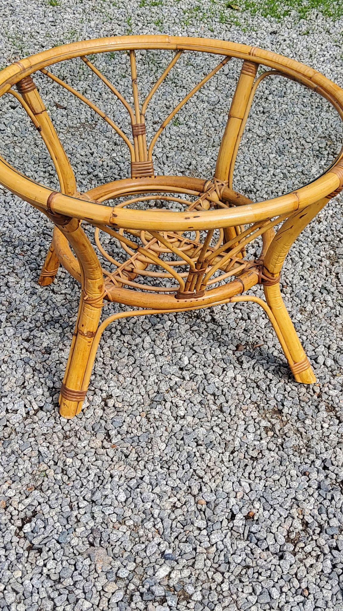 Table basse ronde en rotin plateau en verre des années 70