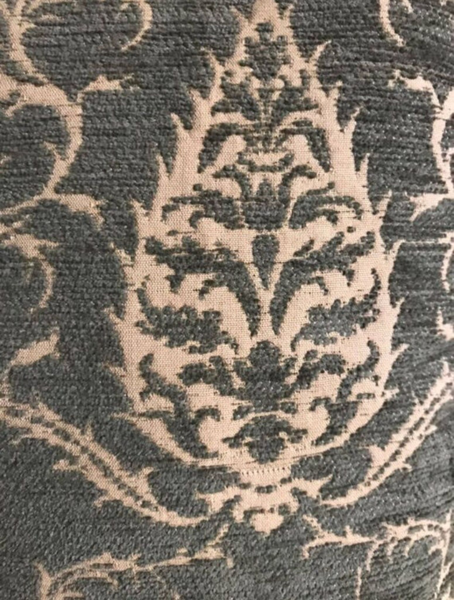 Decorative pillow case in velvet with ottoman turkish 16th century motifs