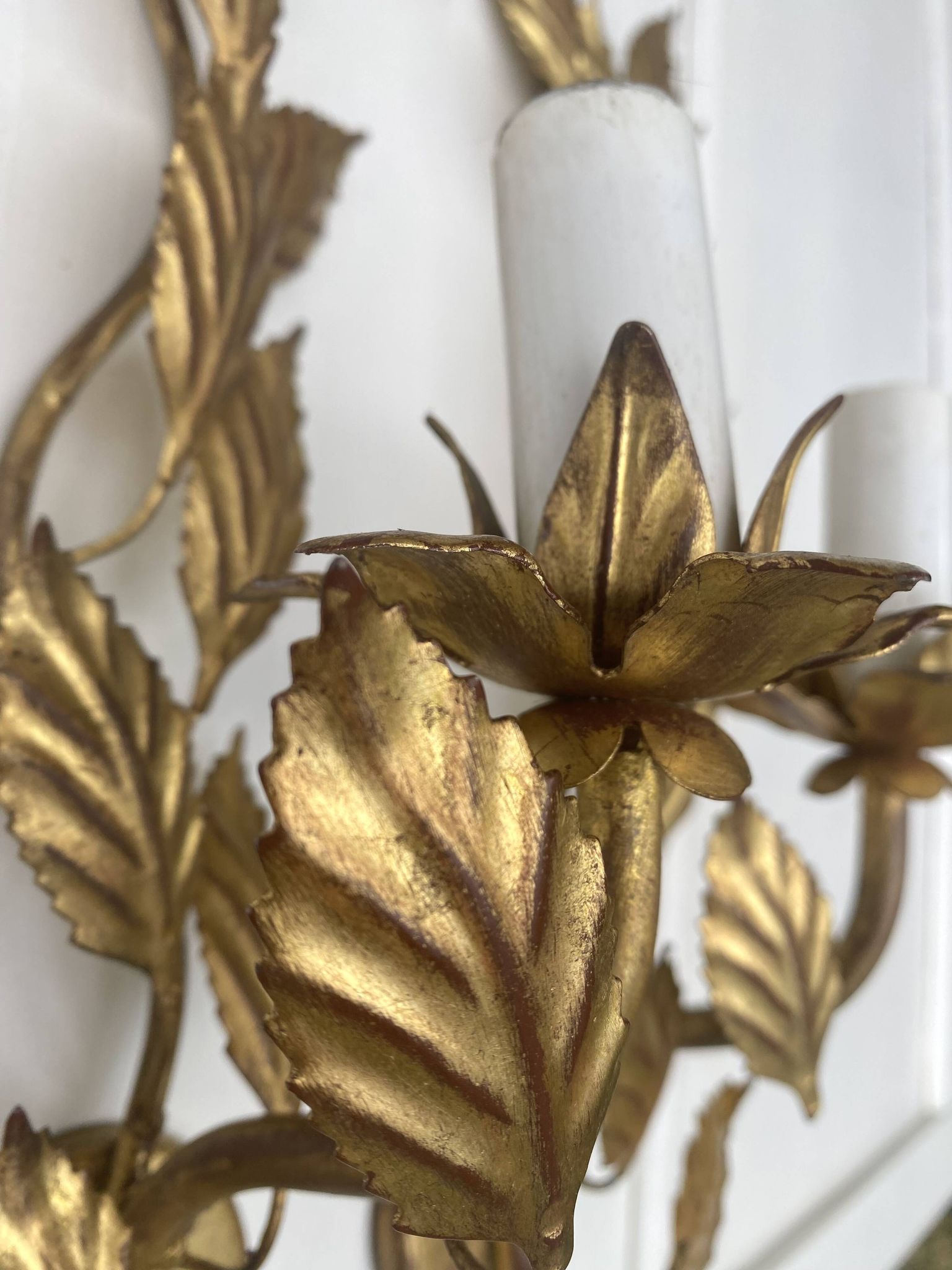 Pair of Italian wall sconces in gilded metal – Stylized foliage