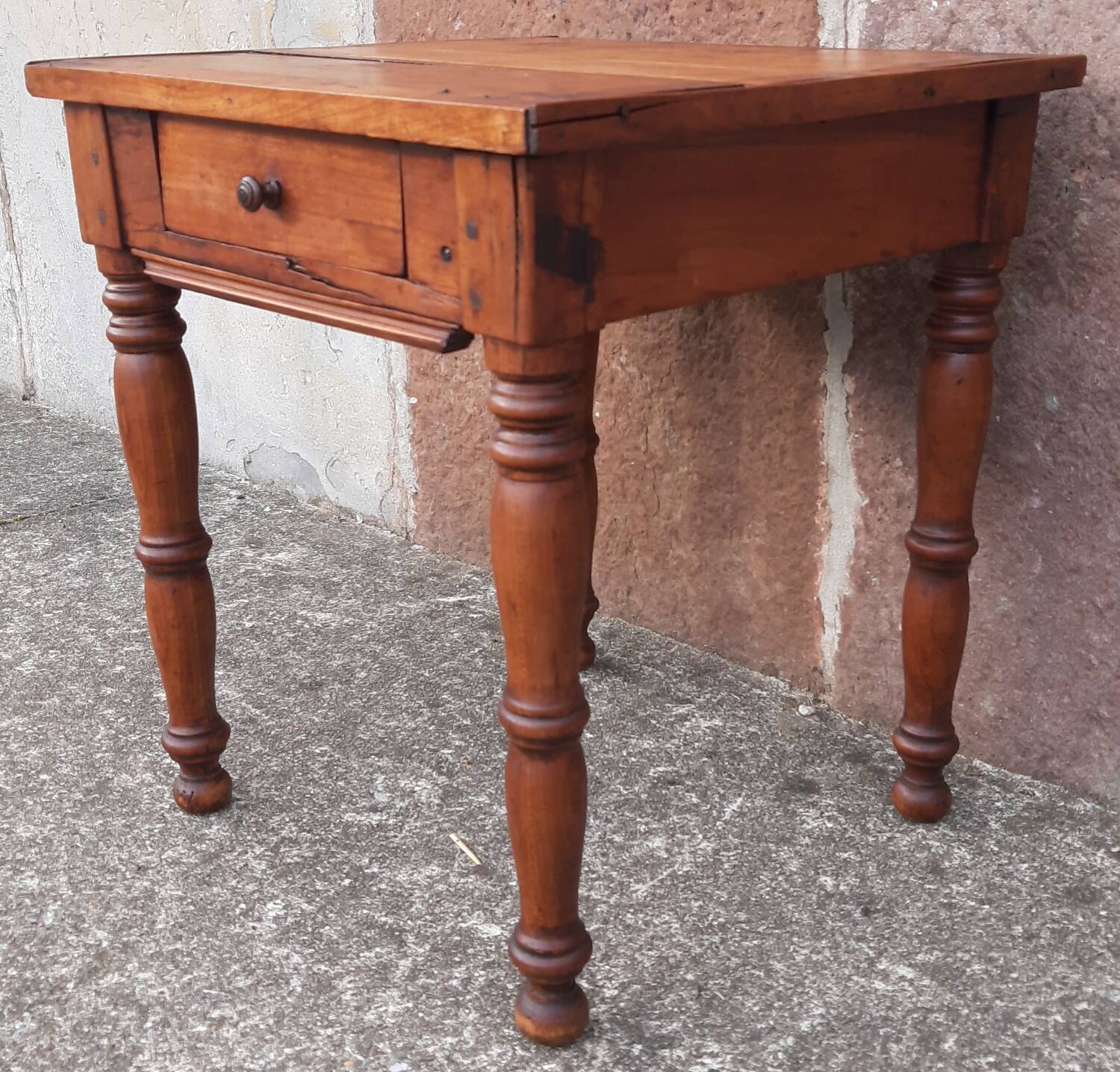 Coffee table or bedside table in wood. (With drawer)