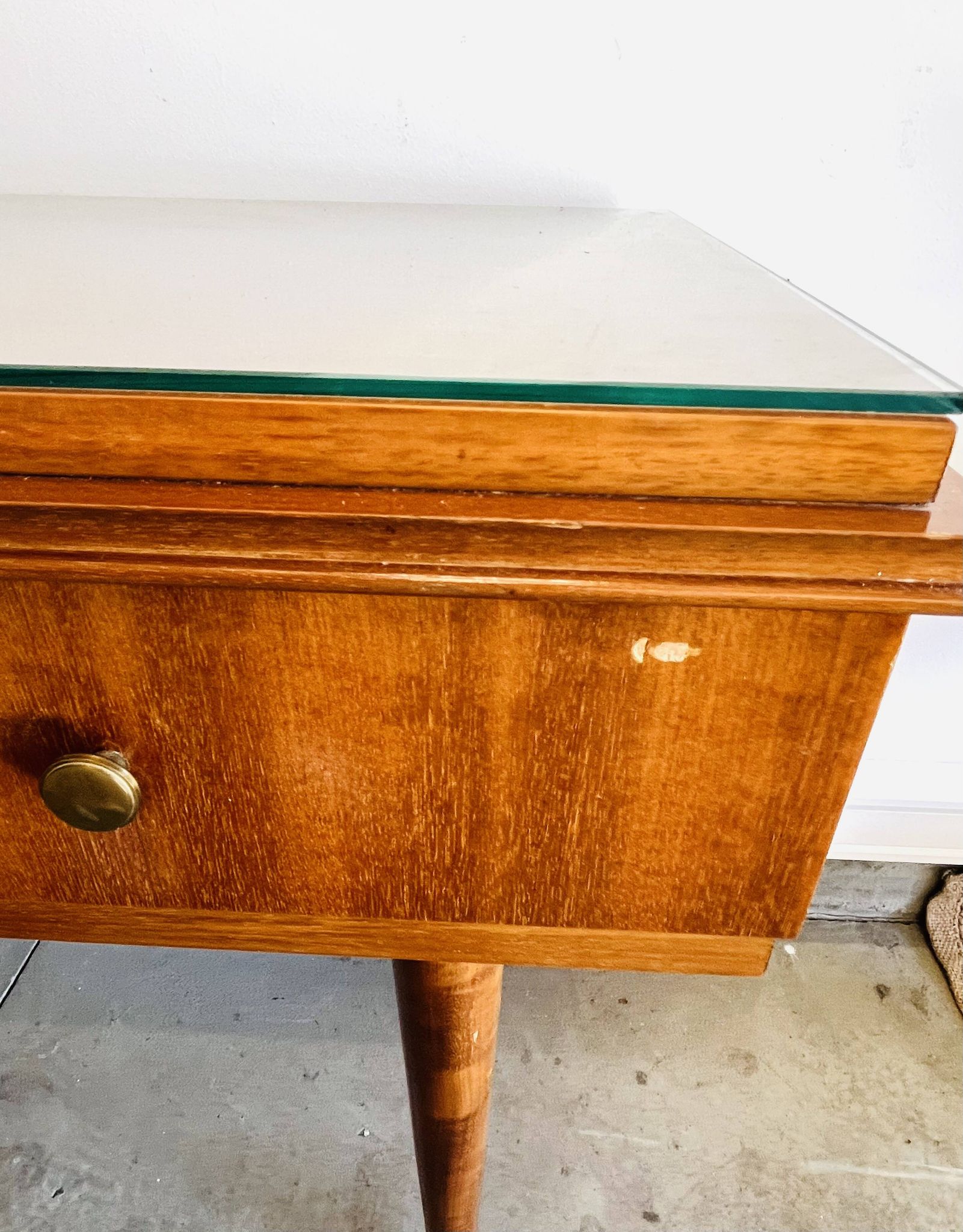 Console en teck années 50 par Gaston Poisson – 3 tiroirs, miroir