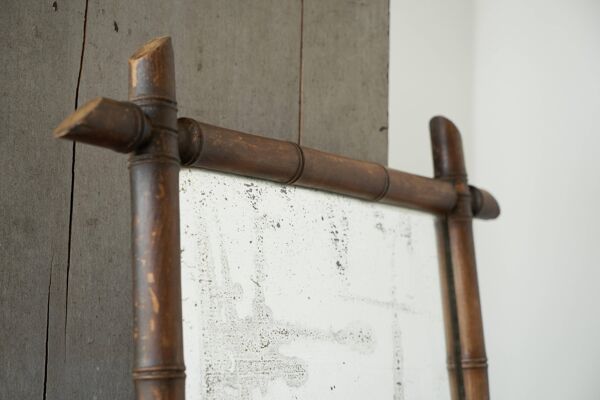 Grand miroir faux bambou en bois massif et miroir patiné, début XXe siècle