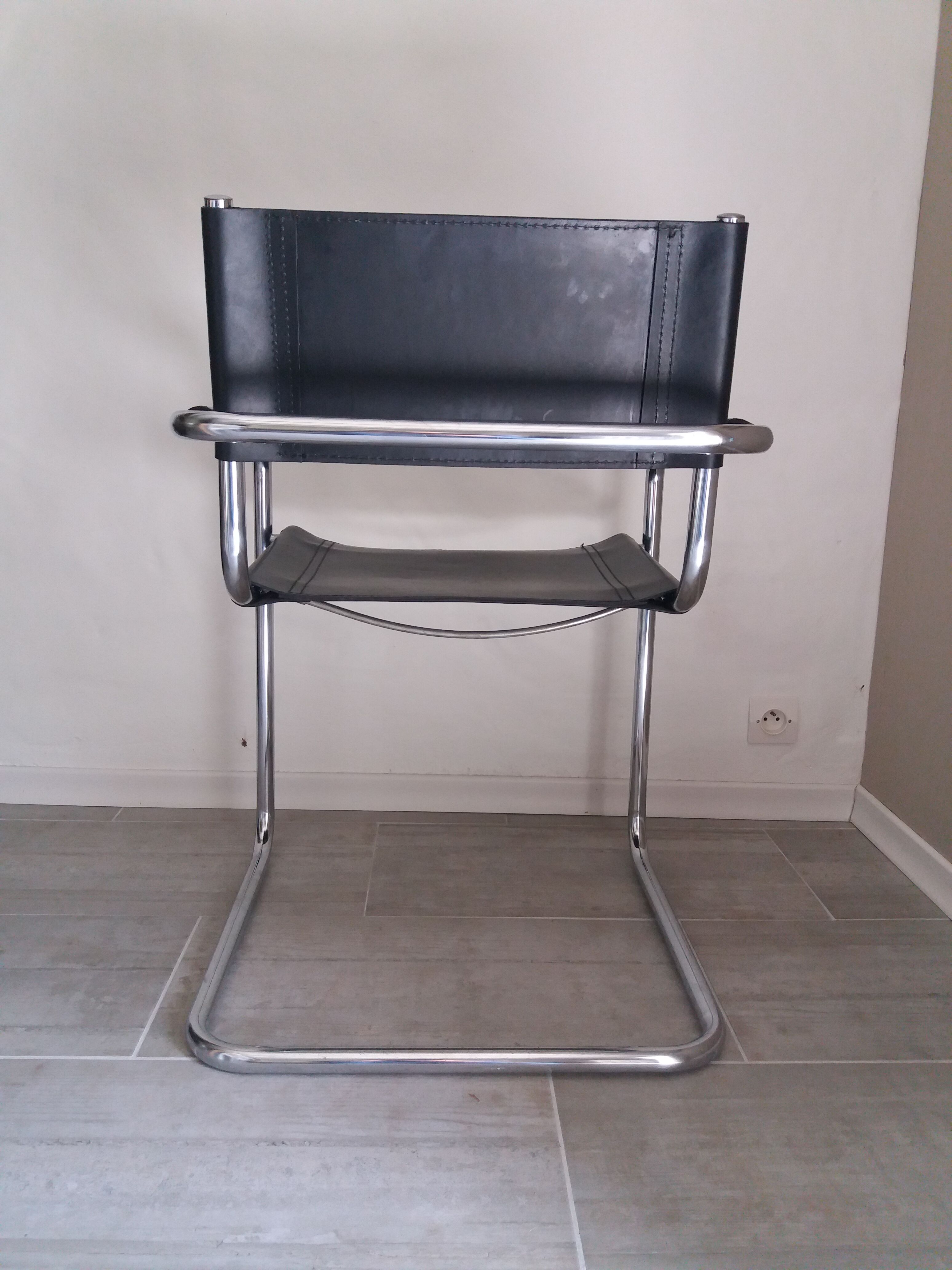 Fauteuil en inox et cuir