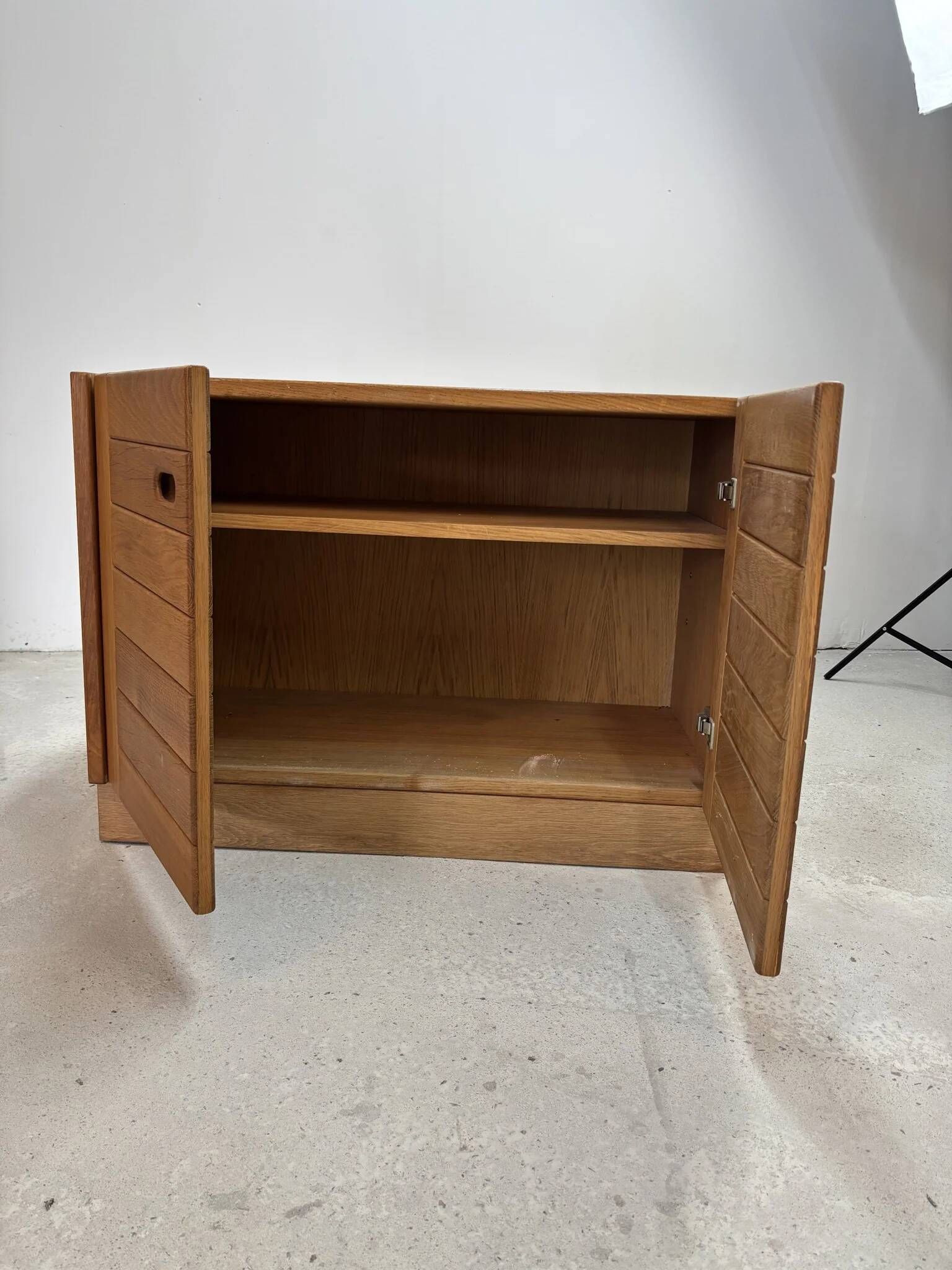 Low buffet with horizontal fronts and recessed handles in the spirit of the Regain house.