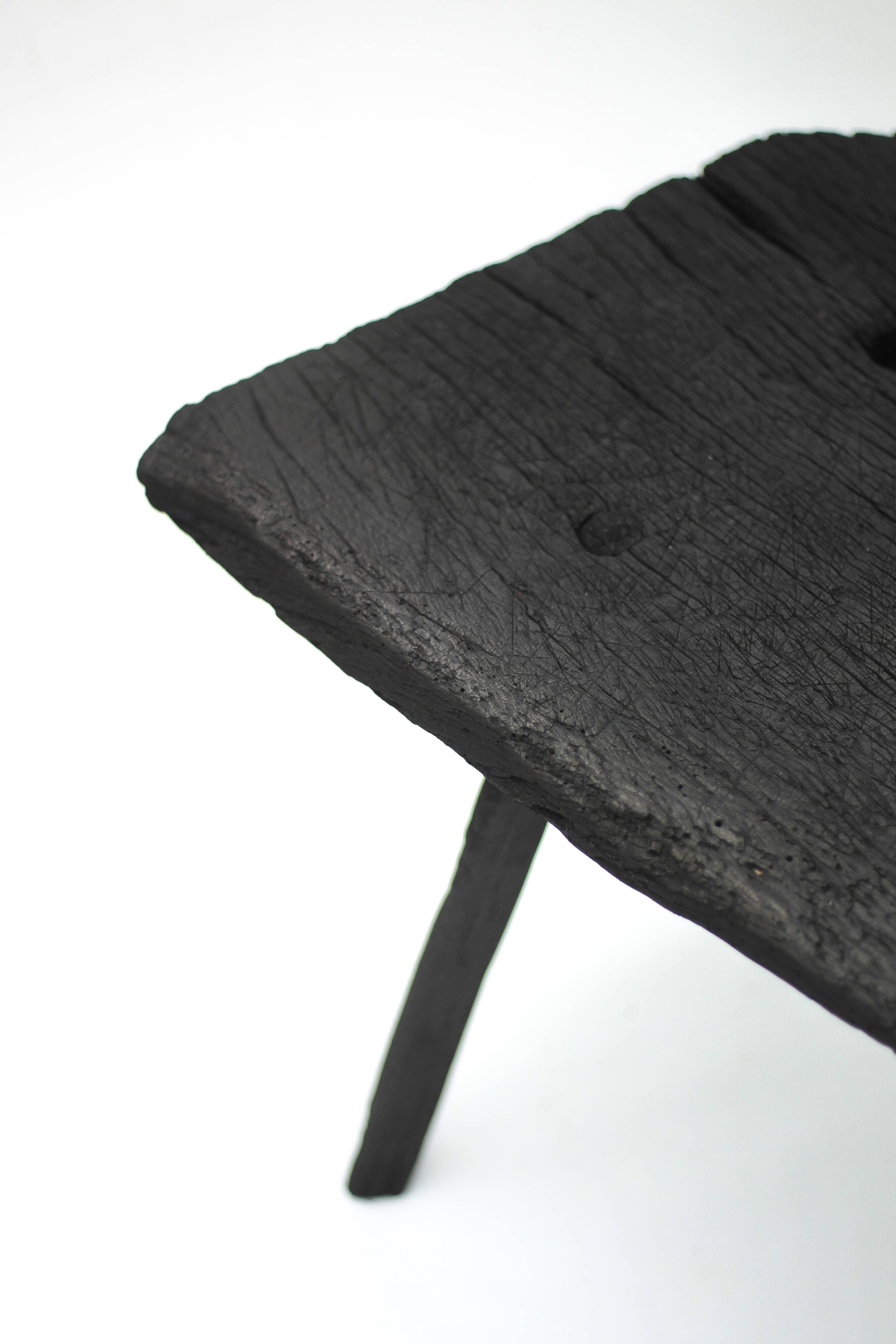 Table basse brutaliste tripode