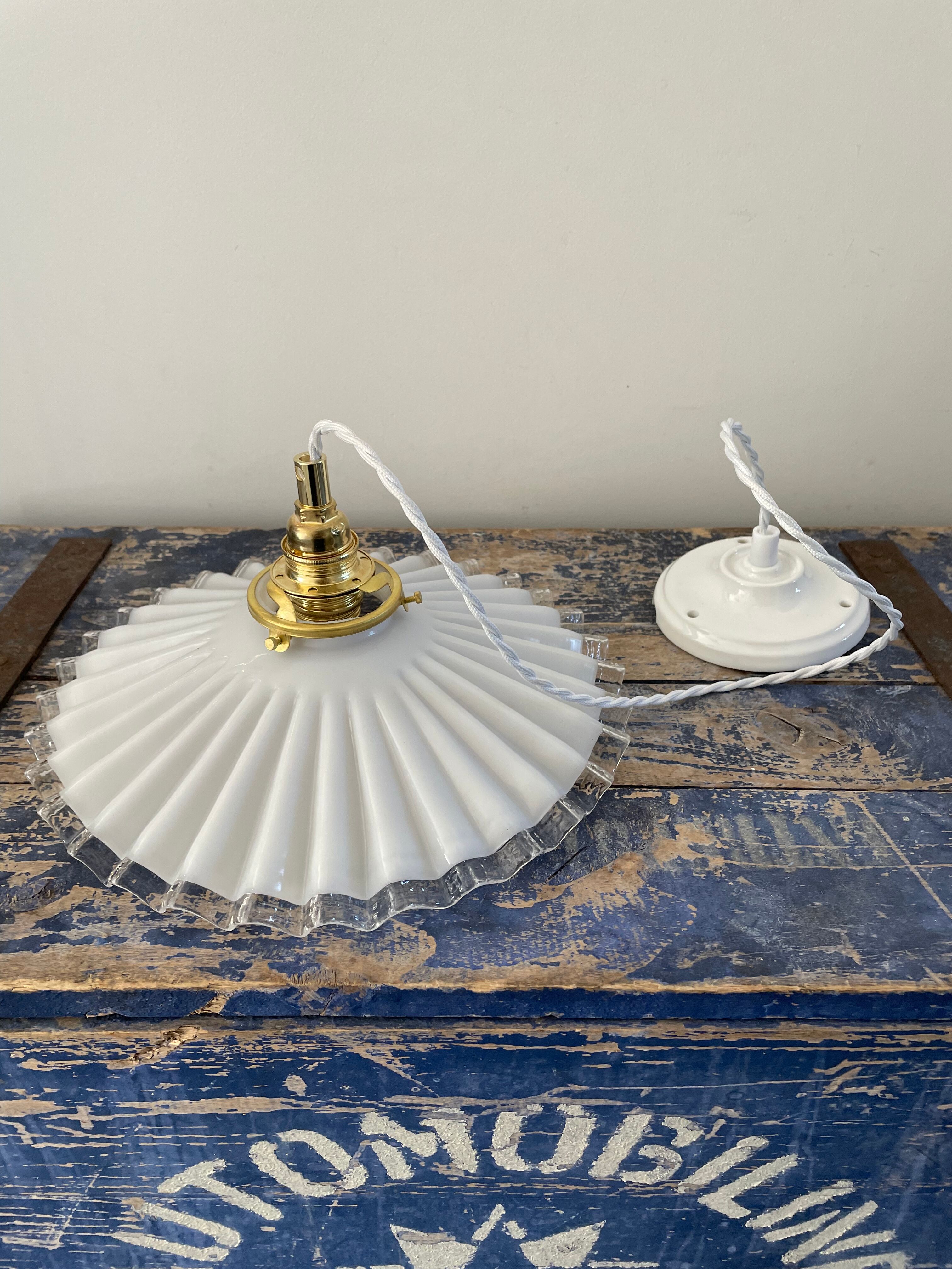 Suspension in electrified serrated white opaline to nine