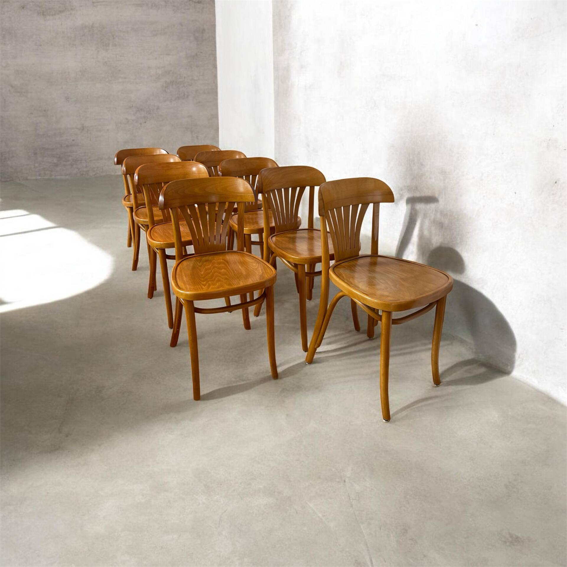 Set of 8 vintage bistro chairs in bent wood, Baumann / Tho style.