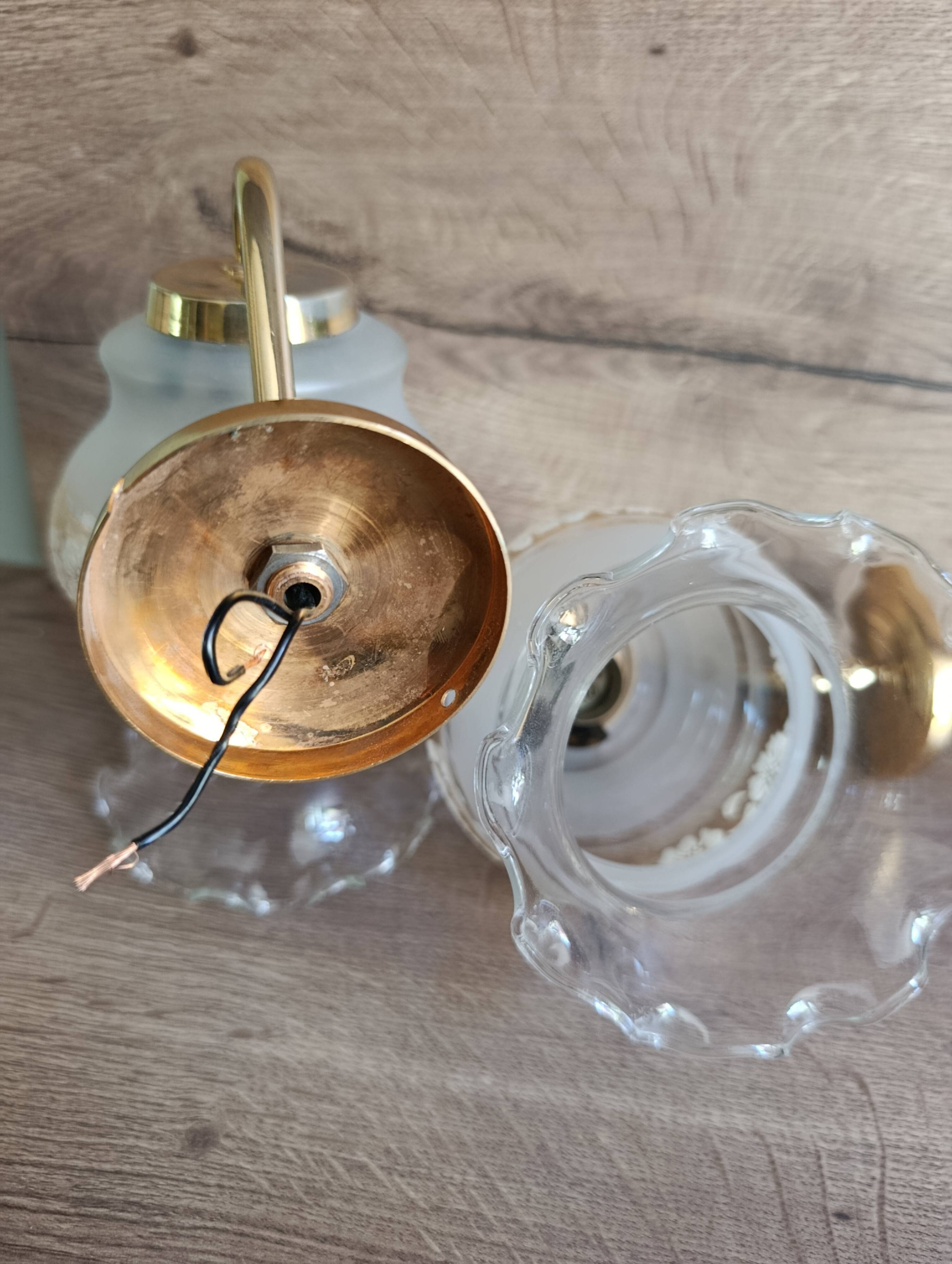 Pair of vintage wall lights in engraved glass & gold metal — Romantic elegance